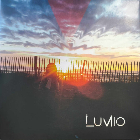 Pochette de : STARING AT THE SUN - LUMIO (33T)