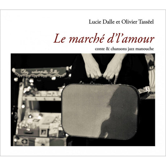 Pochette de : LE MARCHÉ D'L'AMOUR , CONTE & CHANSONS JAZZ MANOUCHE - Dalle LUCIE TASSEEL OLIVIER (CD)